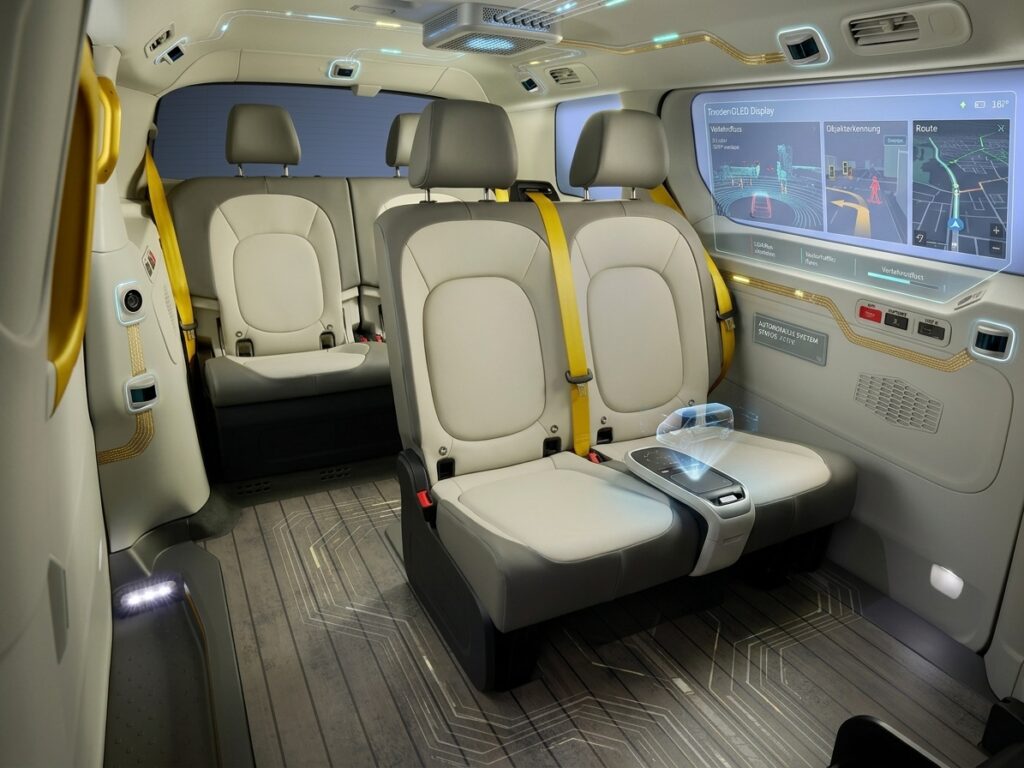 Futuristischer Innenraum eines autonomen Elektro-Shuttles (VW ID. Buzz AD) mit transparentem Display, digitaler Boden-Navigation und gelben Sicherheitsgurten. KI-Symbolbild.